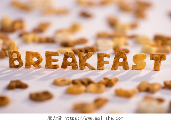 用英文字母形状的早餐饼干组成的早餐字母字母表玉米片 